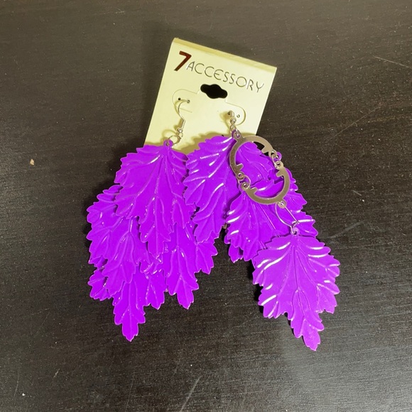 7 accessory purple tin leaf earrings nwt - Picture 1 of 1
